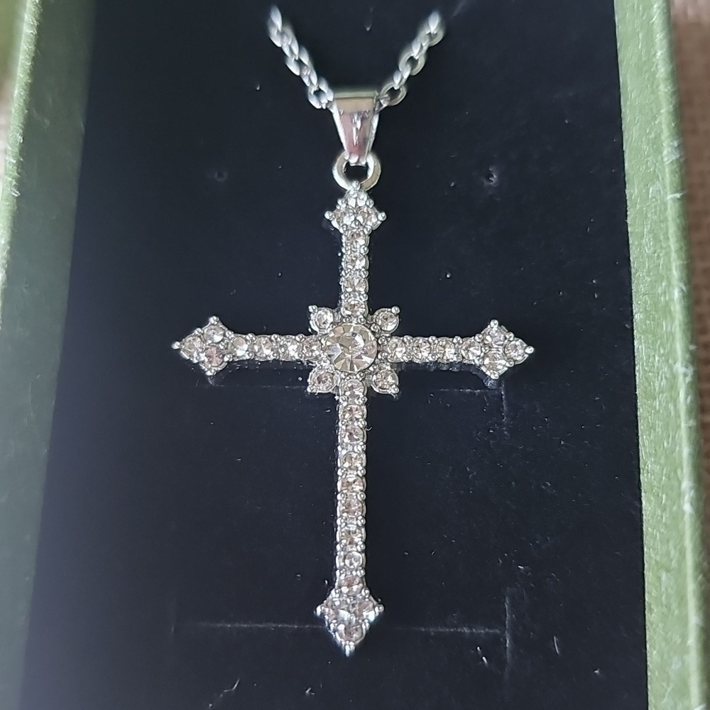 NIB Dazzling Silver Tone Cross Pendant Necklace With Glittering Rhinestones - Picture 3 of 7